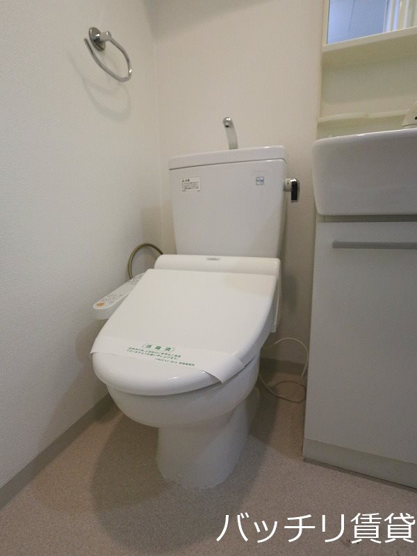 トイレ　別号室写真の為現況を優先致します。