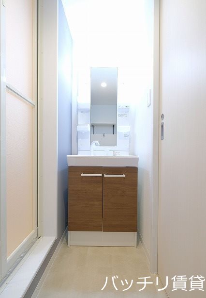 洗面設備　同シリーズの別号室の画像。現況を優先します。