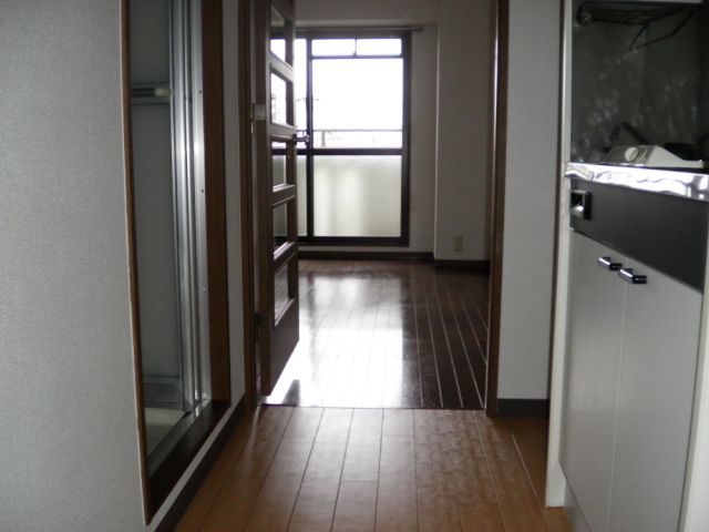 その他　玄関から入ってきたらこんな感じですよ