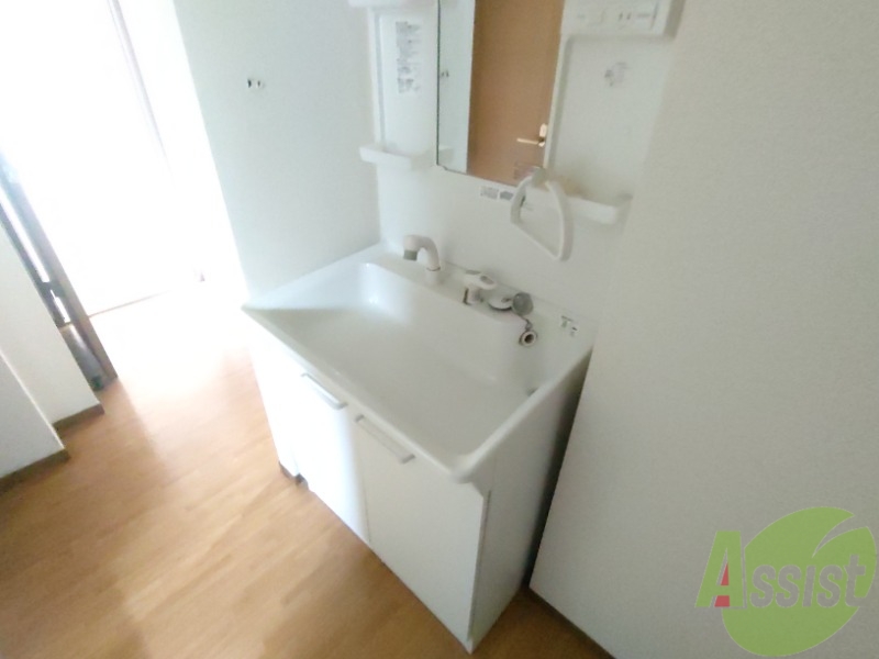 洗面設備　洗面台はシャワーノズルも付いて便利に活用できます