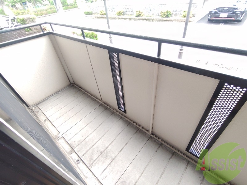 バルコニー　ベランダはよく日が当たり気持ちの良い空間です。