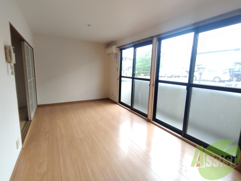 居室・リビング　広くきれいなリビングは明るい光も良く差します。