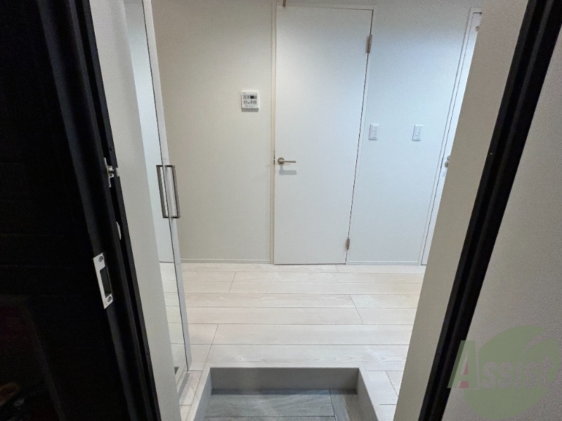 玄関　玄関からお部屋を撮影しました。お部屋にあがる階段があります。