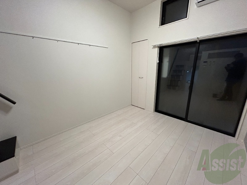 居室・リビング　５．９帖のリビングを撮影しました。天井が高く開放的です。