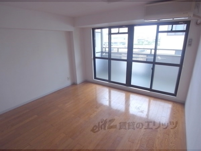 居室・リビング　ゆったり８帖の洋室