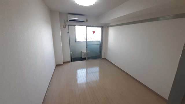 居室・リビング　照明付きのお部屋です☆