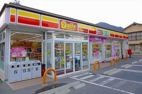 コンビニ　デイリーヤマザキ（コンビニ）まで800m