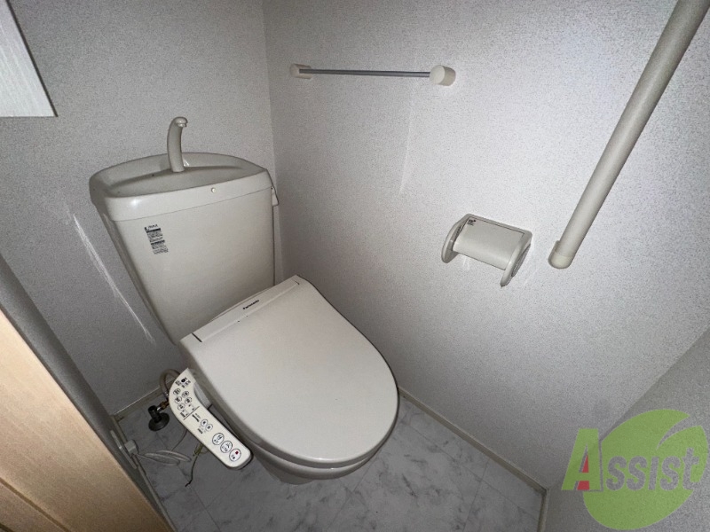 トイレ　お手洗いはうれしいウォシュレット付きです。