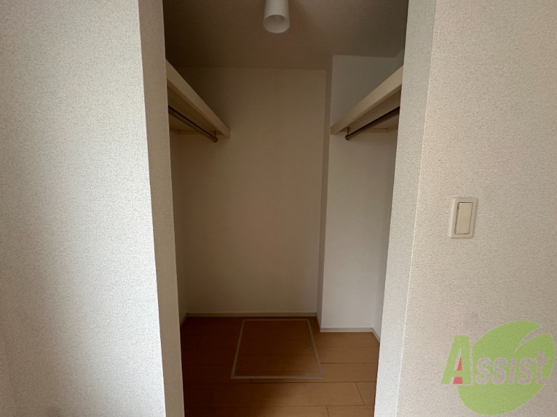 収納　沢山お洋服を掛けられるウォークインクローゼットがあります。