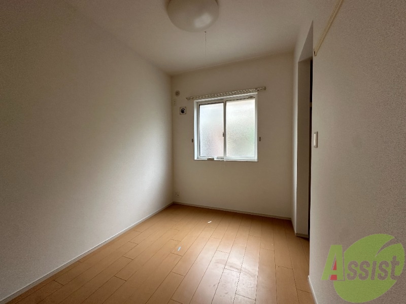 その他部屋・スペース　３．７帖の洋室です。窓が付いているので明るいですね。