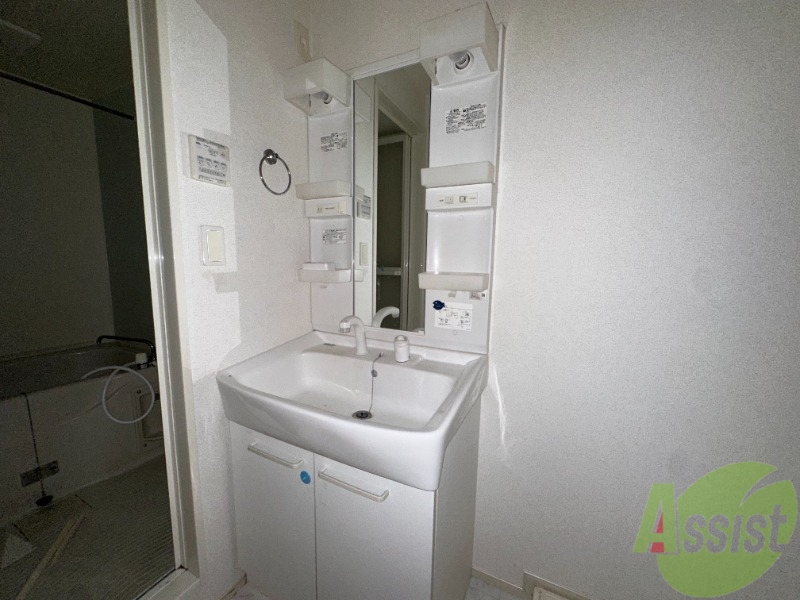 洗面設備　洗面台は独立で収納場所も充実していました。