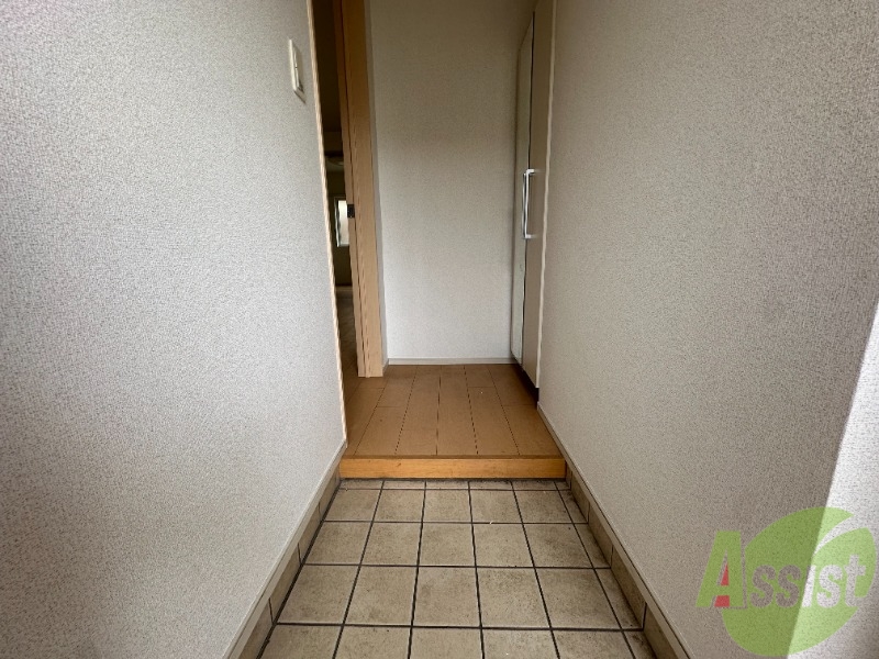 玄関　玄関開けてすぐにお部屋が見えないのは安心ですね。