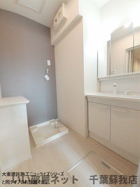 洗面設備　ゆったりとスペースのある洗面所