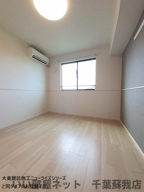 その他部屋・スペース　落ち着いた色調の寝室です