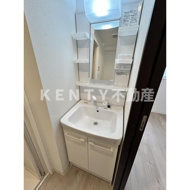 洗面設備　明るい洗面所です