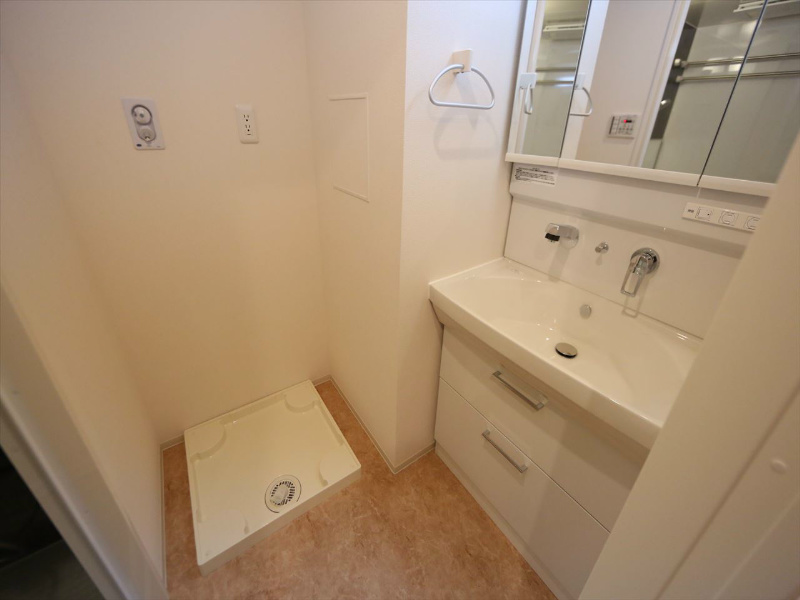 洗面設備　脱衣所　独立洗面台（シャンプードレッサー付）収納スペース有