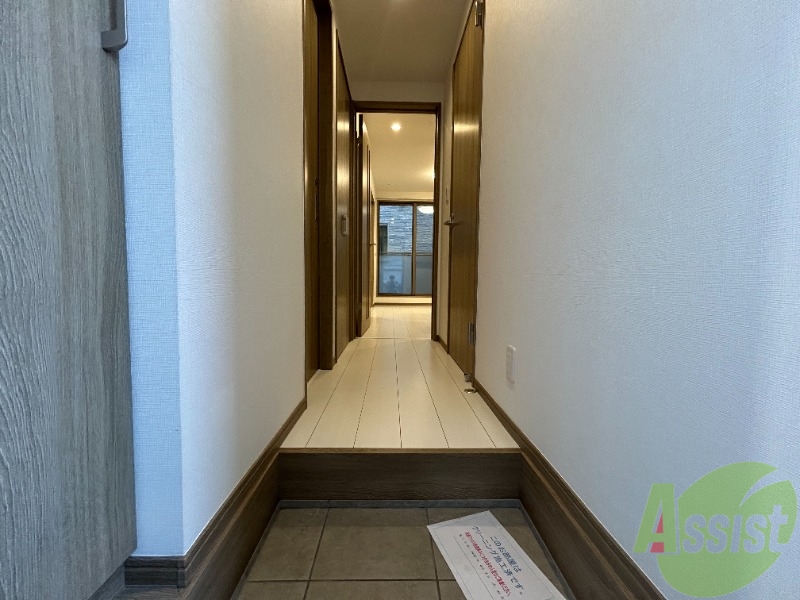 玄関　玄関からの様子を撮影しました。靴の着脱がしやすそうです。