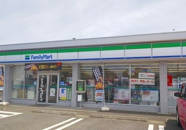 コンビニ　ファミリーマート（コンビニ）まで600m
