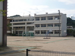 小学校　広島市立中山小学校（小学校）まで708m