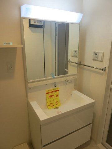 洗面設備　■多面鏡独立洗面台■キャビネット収納付き