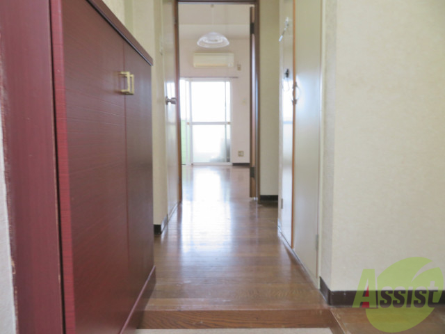 玄関　玄関から見たお部屋です。光がよく入ってくるのが分かります。