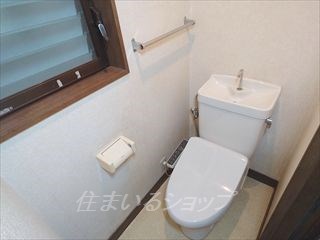 トイレ　シャワートイレ・窓あり