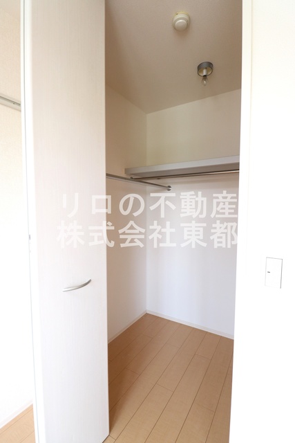 収納　洋服を畳まずかけられます！※間取り反転したお部屋の写真です