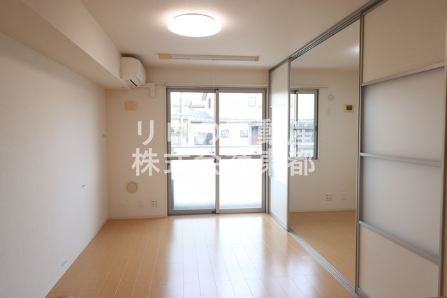 居室・リビング　洋室にもエアコンつけれます※間取り反転したお部屋の写真です