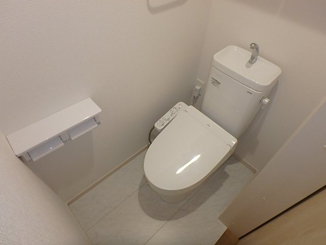 トイレ　写真は同タイプの別室を使用