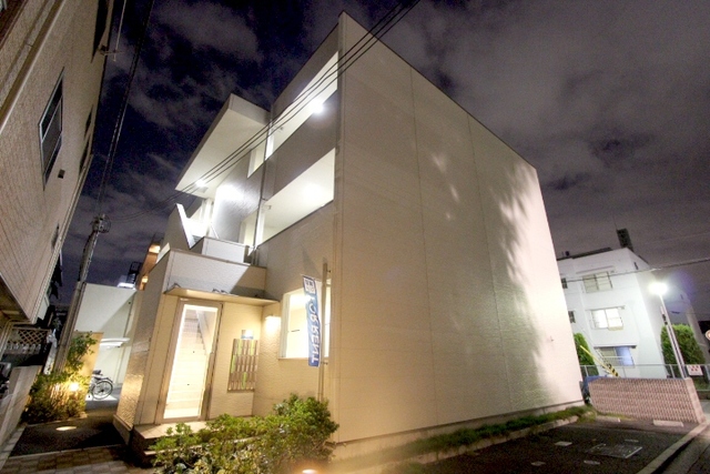 建物外観　夜間に撮影
