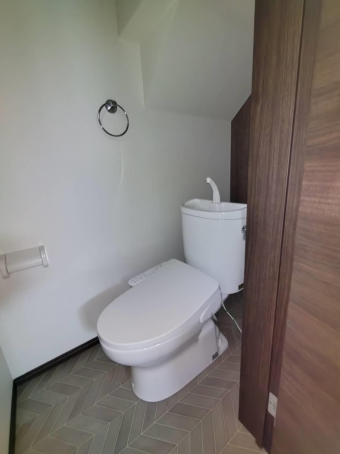 トイレ　※内装（床・建具等）の色味は異なる場合がございます。