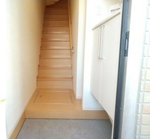 玄関　室内写真は別部屋の写真です。