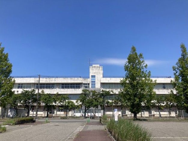 中学校　新潟市立亀田西中学校（中学校）まで1070m