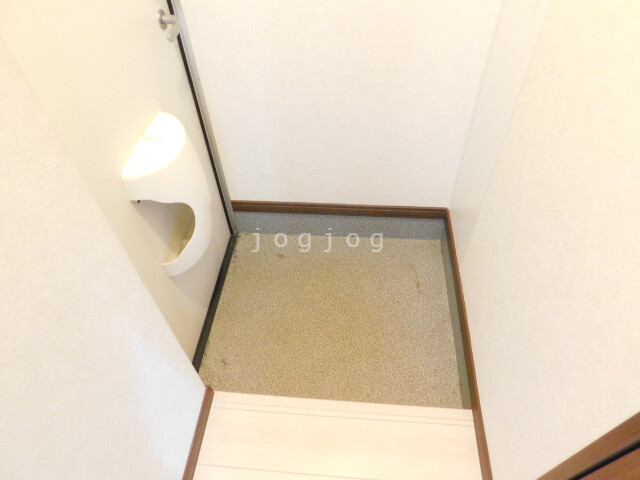 玄関　玄関の扉にはポストを完備しています。