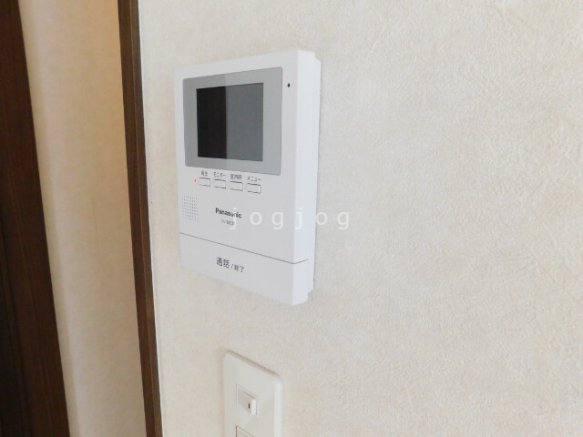 セキュリティ　来訪者の顔を確認できるテレビインターホン付きです