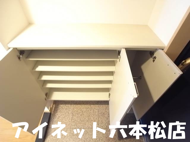 玄関　玄関収納も完備。