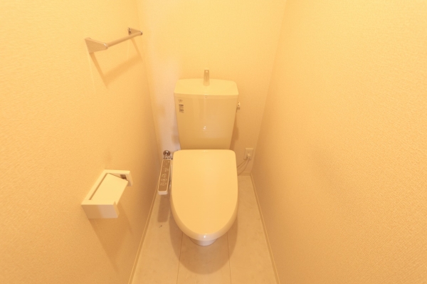 トイレ　温水シャワー付きトイレです
