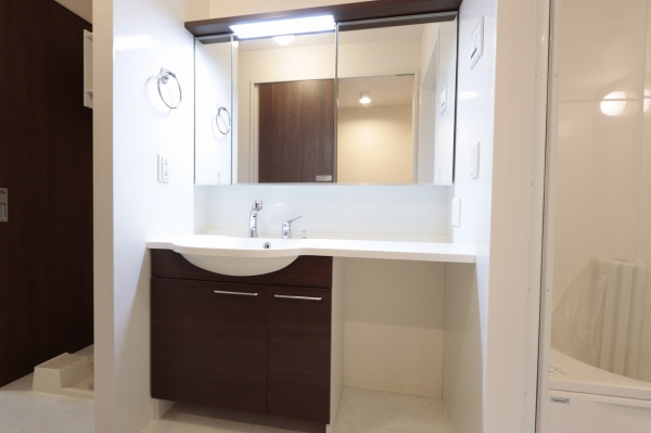 洗面設備　独立洗面台で朝の準備も快適です♪