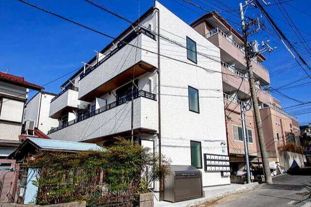 建物外観　３階建ての賃貸マンション
