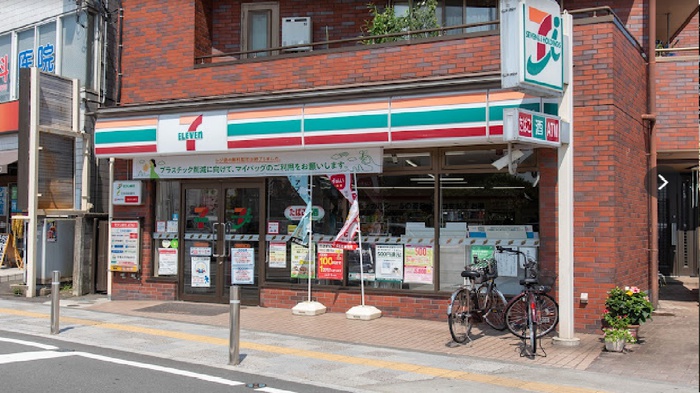 コンビニ　セブンイレブン（コンビニ）まで691m