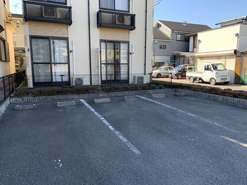駐車場　建物、北側と南側に駐車場があります。