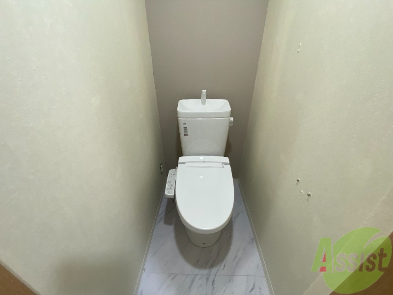 トイレ　内装が白一色で清潔感のあるトイレですね。