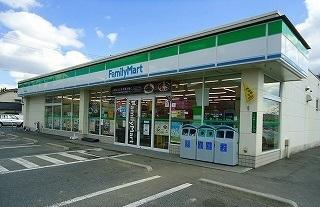 コンビニ　ファミリーマート（コンビニ）まで900m