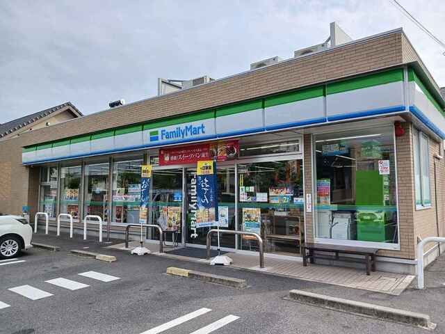 コンビニ　ファミリーマート（コンビニ）まで450m