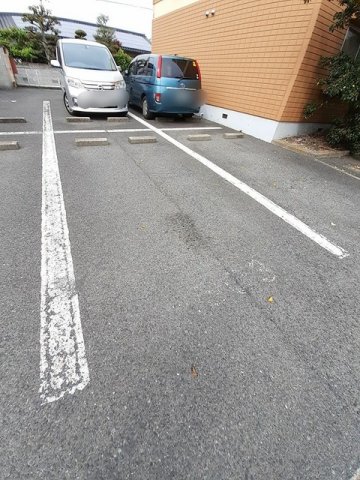 駐車場　駐車場があるので、車を買う予定の方も安心です