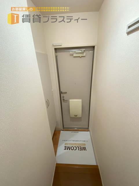 玄関　内階段を上がってリビングへ