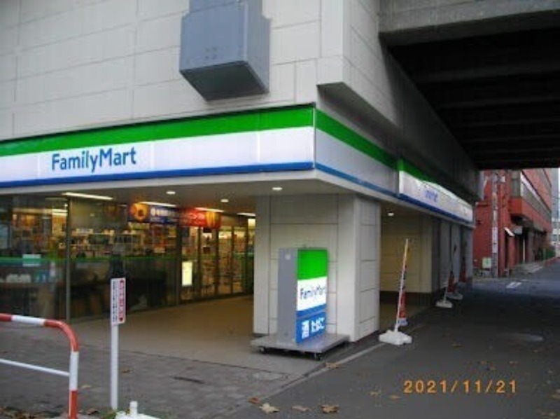 コンビニ　ファミリーマート札幌北6条西7丁目店（コンビニ）まで204m