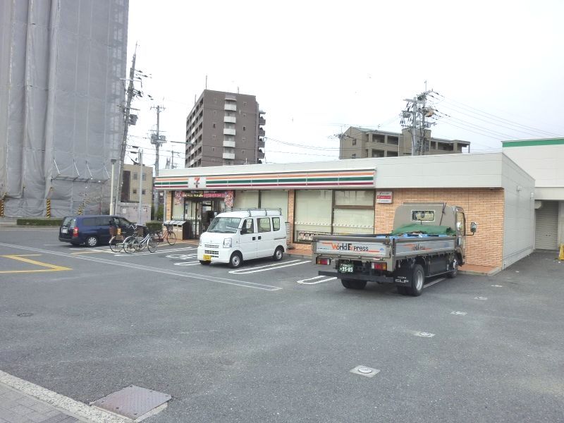 コンビニ　セブンイレブン大阪鶴見緑地店（コンビニ）まで323m