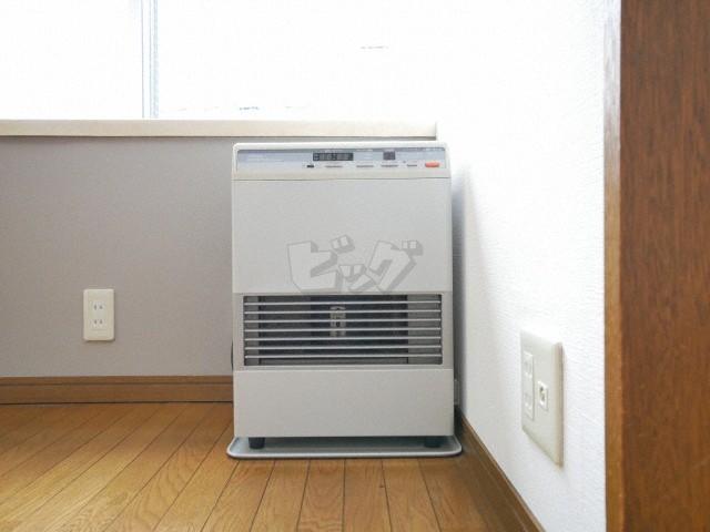その他設備　経済的な灯油FF暖房です！