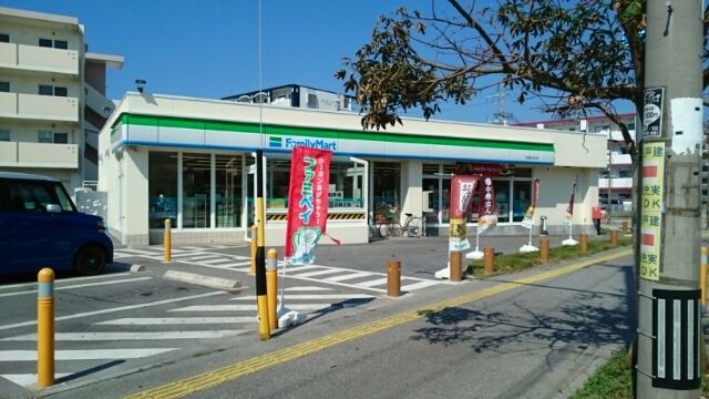 コンビニ　ファミリーマート糸満みなみ店（コンビニ）まで750m